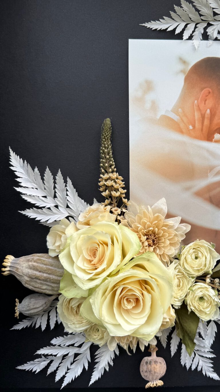 deine Blüten mit Hochzeitsfoto gerahmt